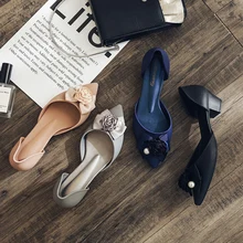 Милые дождевые туфли Camellia для девочек; женские модные фирменные дизайнерские Прозрачные Пляжные сандалии с жемчужинами; mujer; Лоферы без застежки на среднем каблуке; женские сандалии