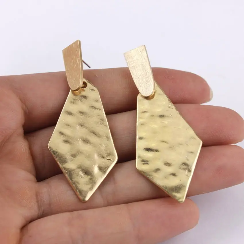 ZWPON, модные кованые металлические золотые треугольные Висячие серьги для женщин, новинка, серьги с геометрическими стрелками