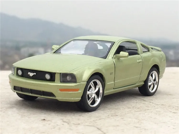 Точная имитация эксклюзивный Diecasts& Toy Vehicles: стильный дизайн автомобиля 2006 Ford Mustang GT 1:38 литая под давлением модель автомобиля оттяните назад Автомобили