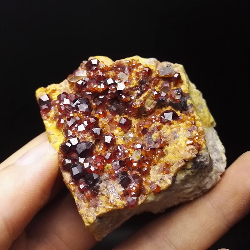 

110g NATURAL Stones and Minerals Garnet crystal specimens ore A12 21