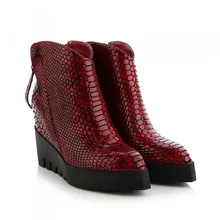 Новинка года; Лидер продаж; сезон осень-зима; ботинки с узором змеиной кожи; стильная женская обувь на танкетке с острым носком; ботильоны на платформе