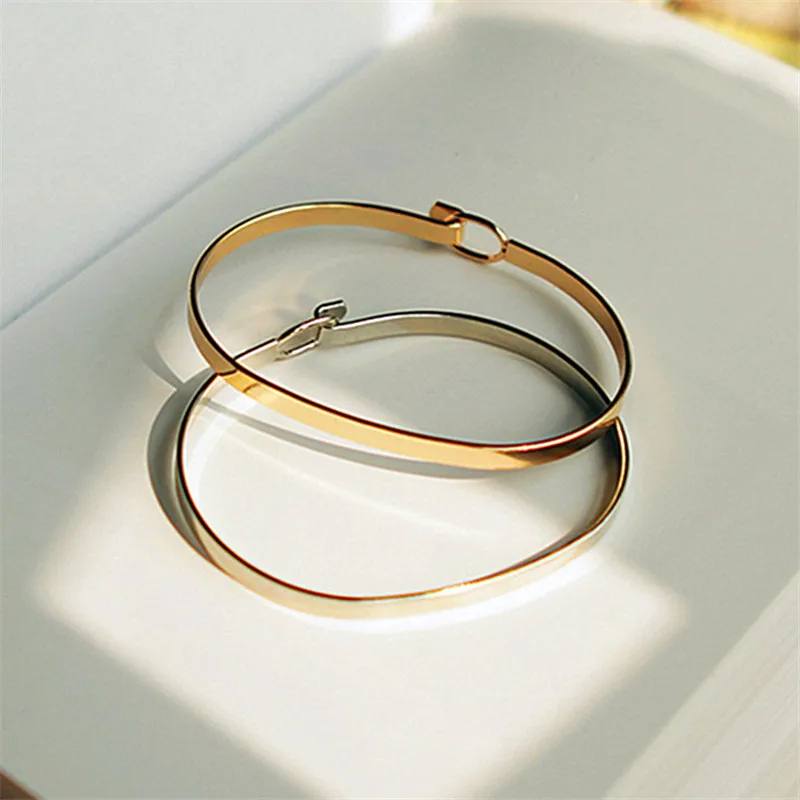 

Simple small buckles, oval, smooth face bracelet, gold and silver bracelet. 2018 fashion women's bracelet The size can be adjust