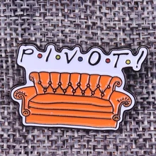 Pin de esmalte pivotante, broche de sofá clásico, graciosos amigos, insignias de dichos, joyería de serie de tv favorita, idea de regalo de cumpleaños para amigos