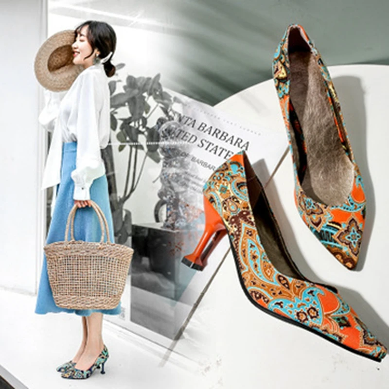 

Flower single shoes female 2019 spring new pointed high heels large size low to help women's shoes.