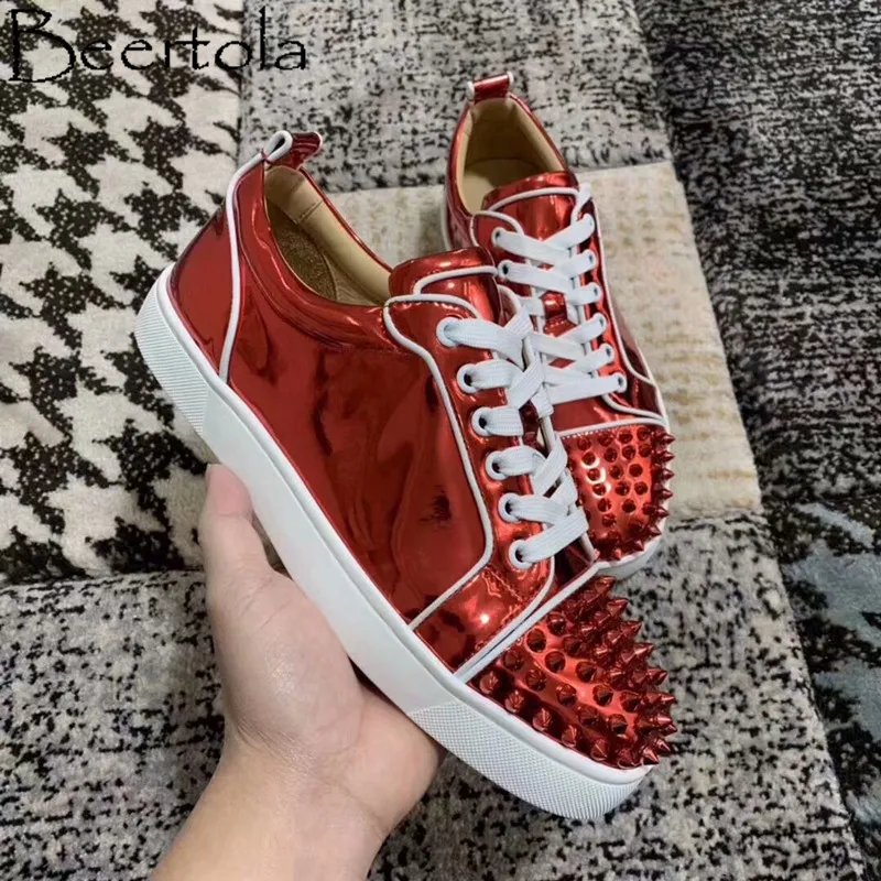 

New Red Men Casual Shoes Patent Leather Lace Up Spikes Head Low Top Round Toe Fashion Designers Flats Men Street Style Chaussure