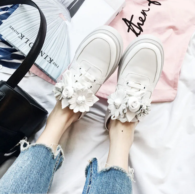 

2018 autumn new fashion simple three-dimensional flower platform casual shoes women retro trend casual shoes.