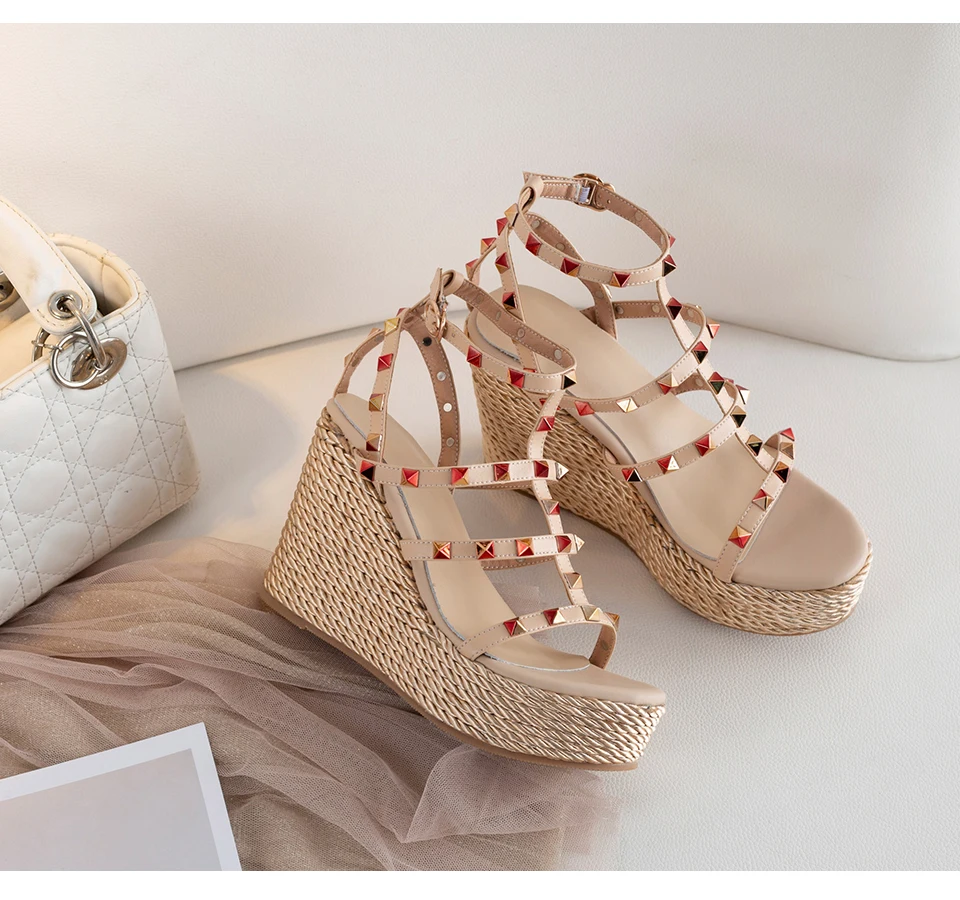 Curvaness/Новые летние женские босоножки Обувь с открытым носком женская обувь на высоком каблуке с заклепками в римском стиле; повседневная женская обувь на танкетке на высоком каблуке