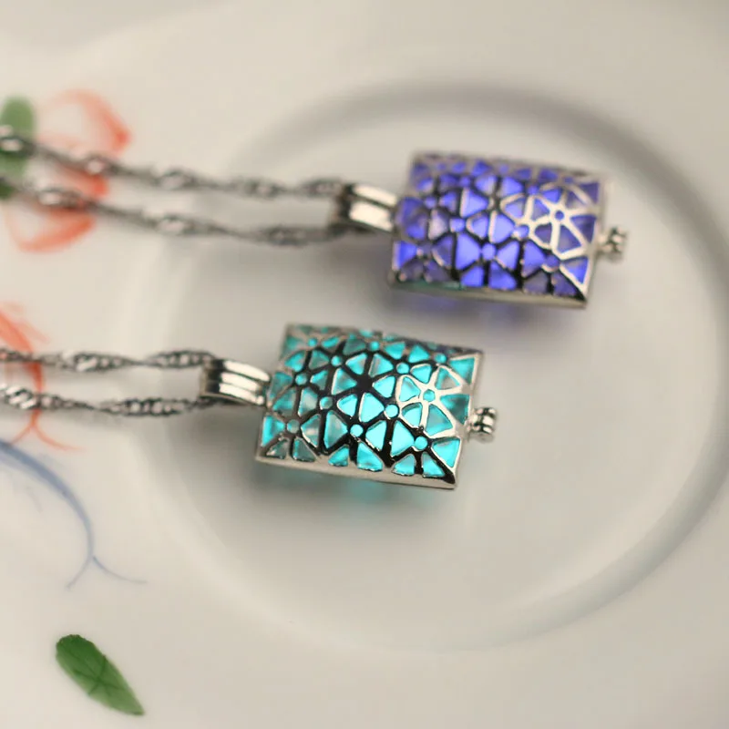 

Luminous shell necklace hollowed-out pendant with luminous beads creative luminous jewelry women accessorize with holiday gifts