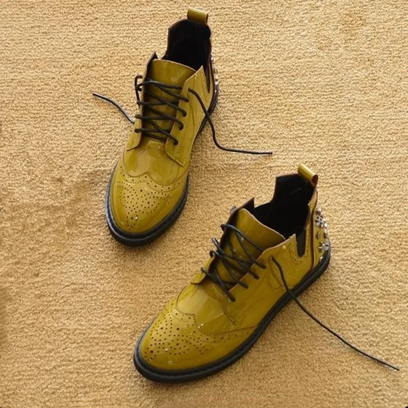 Beste Mode lakleer gesneden vrouwen booties zwart, rood, groene klinknagel martin laarzen vrouwen laarzen damski boty Size 35 40