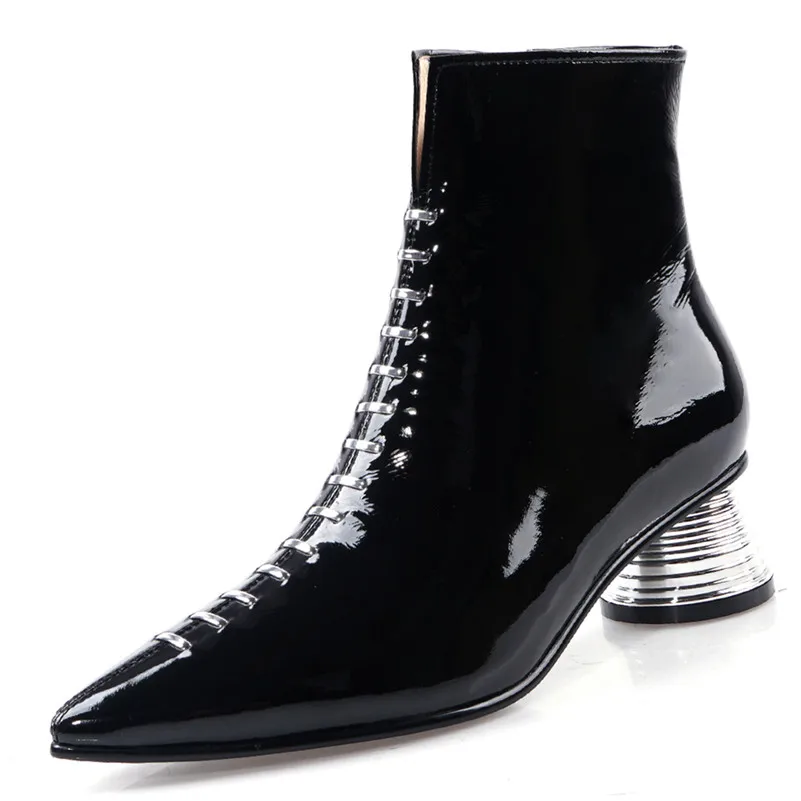 FEDONAS/Новинка; зимние женские ботильоны из лакированной кожи в стиле панк; короткие ботинки с острым носком на молнии на странном каблуке; женская обувь для ночного клуба - Цвет: Черный