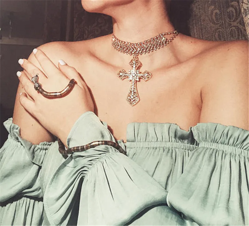 

Luxury Cross Pendant Necklace 19071007