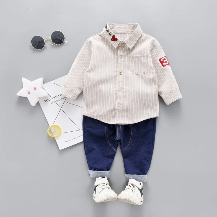Новая весенне-осенняя одежда для маленьких мальчиков, одежда для малышей, полосатая рубашка с лацканами и сердечками, комплекты со штанами, детские костюмы для отдыха - Цвет: LBEaixin Beige
