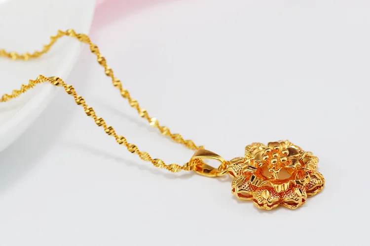 new Simulation Golden Rose Flower Imitation Golden Three-dimensional Sunflower bud Necklace Hollow Petal Round Four-leaf clover Necklace
