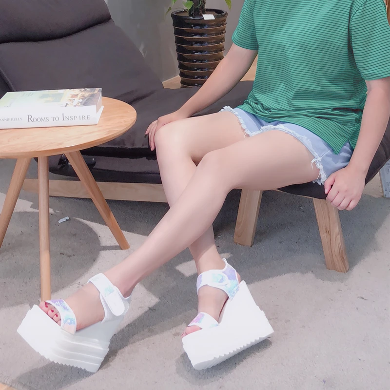 Женская обувь на рифленой подошве с открытым носком новые летние кроссовки в Корейском стиле, визуально увеличивающие рост римские сандалии на толстой подошве