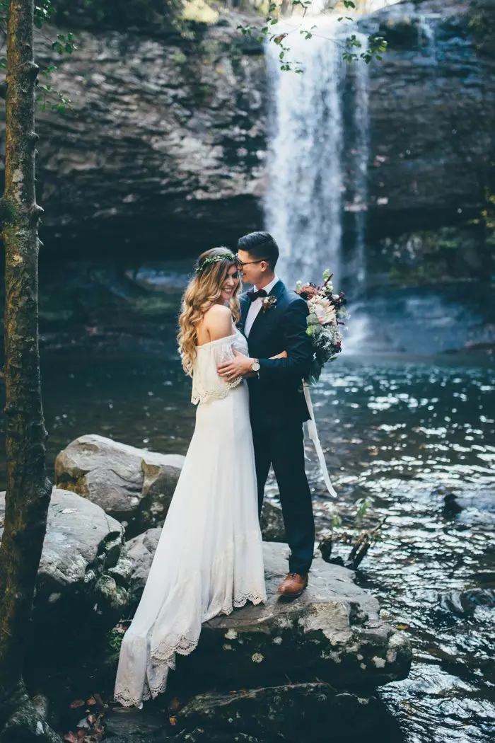 this-oakleaf-cottage-wedding-perfectly-nails-free-spirited-sophistication-amber-phinisee-37-700x1050