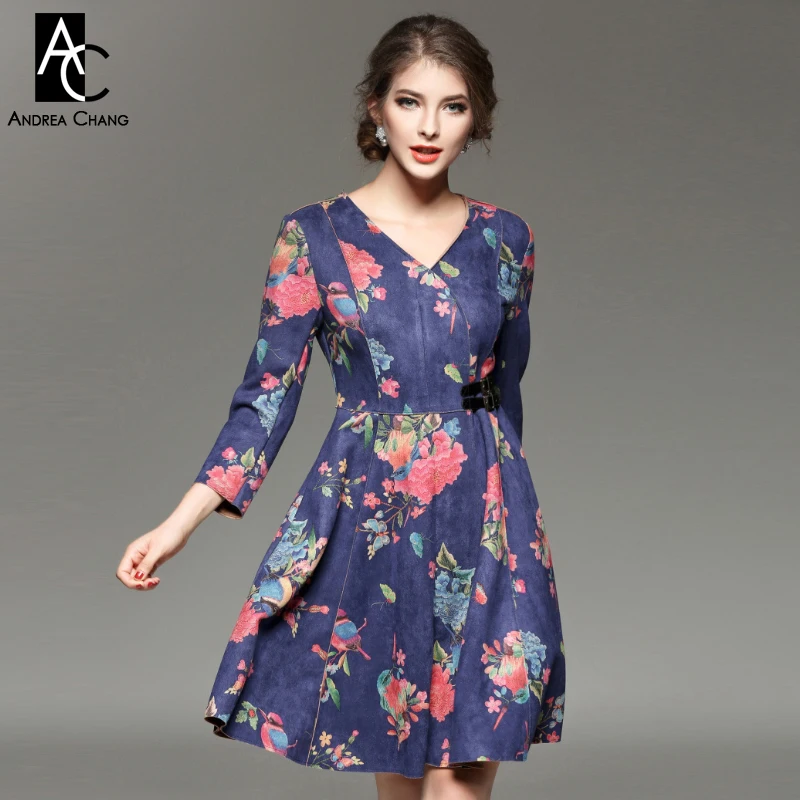 vestido azul com flores rosa