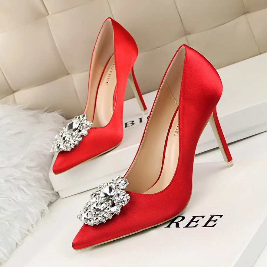 Новинка, весенне-осенние женские туфли-лодочки, элегантные шелковые атласные туфли на высоком каблуке со стразами, пикантные тонкие туфли с острым носком, 7 цветов - Цвет: Красный