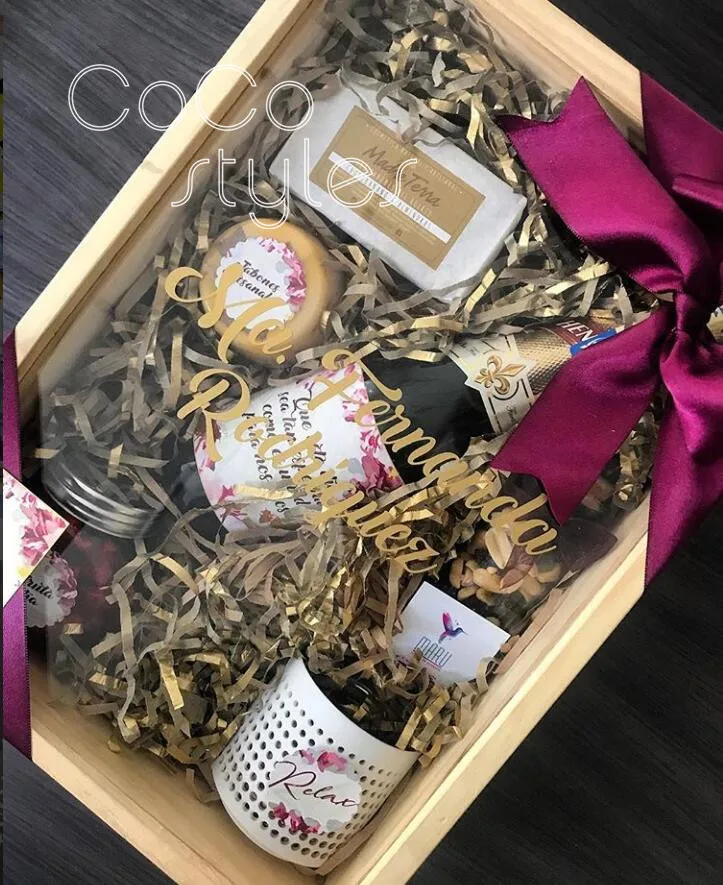 

Cocostyles bespoke exquisite oblong wooden box with gold foiling logo acrylic lid for garden party wedding event gift box