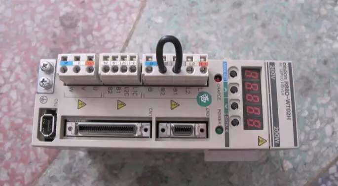 Servo drive R88D-WT02H 200 Вт, б/у один, 90% ВНЕШНИЙ ВИД, 3 месяца гарантии, быстрая