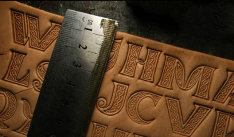 Кельтский стиль La Táne культура полный набор из 26 буквенных форм ручной работы уникальный дизайн кожаные рабочие инструменты