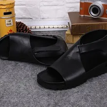 Лето в британском стиле Модные мужские кожаные сандалии Обувь в римском стиле Повседневная обувь для ночного клуба Модные мужские с открытым носком черные туфли