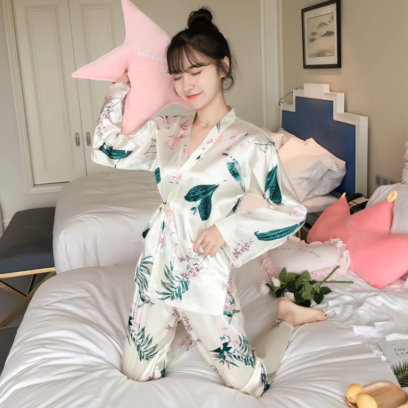 Осень 2018 шелка Цветочный принт пижамы наборы для Для женщин с длинным рукавом пижама для девочек v-образным вырезом кимоно Пижама домашняя