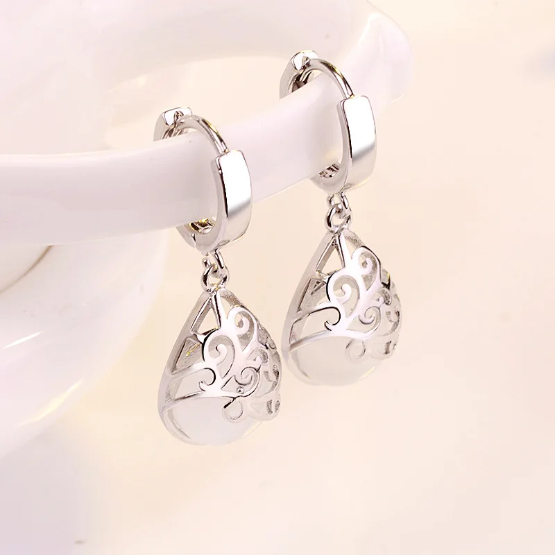 Женские серьги капельки с двойным тонким тотемным рисунком розовым камнем