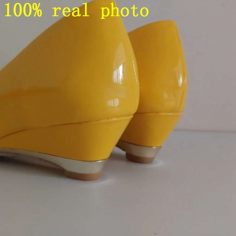 REAVE CAT/Демисезонная женская обувь Туфли-лодочки на танкетке и низком каблуке лакированные туфли с острым носком; цвет белый, красный, желтый, черный; большие размеры 30-48; QL3958