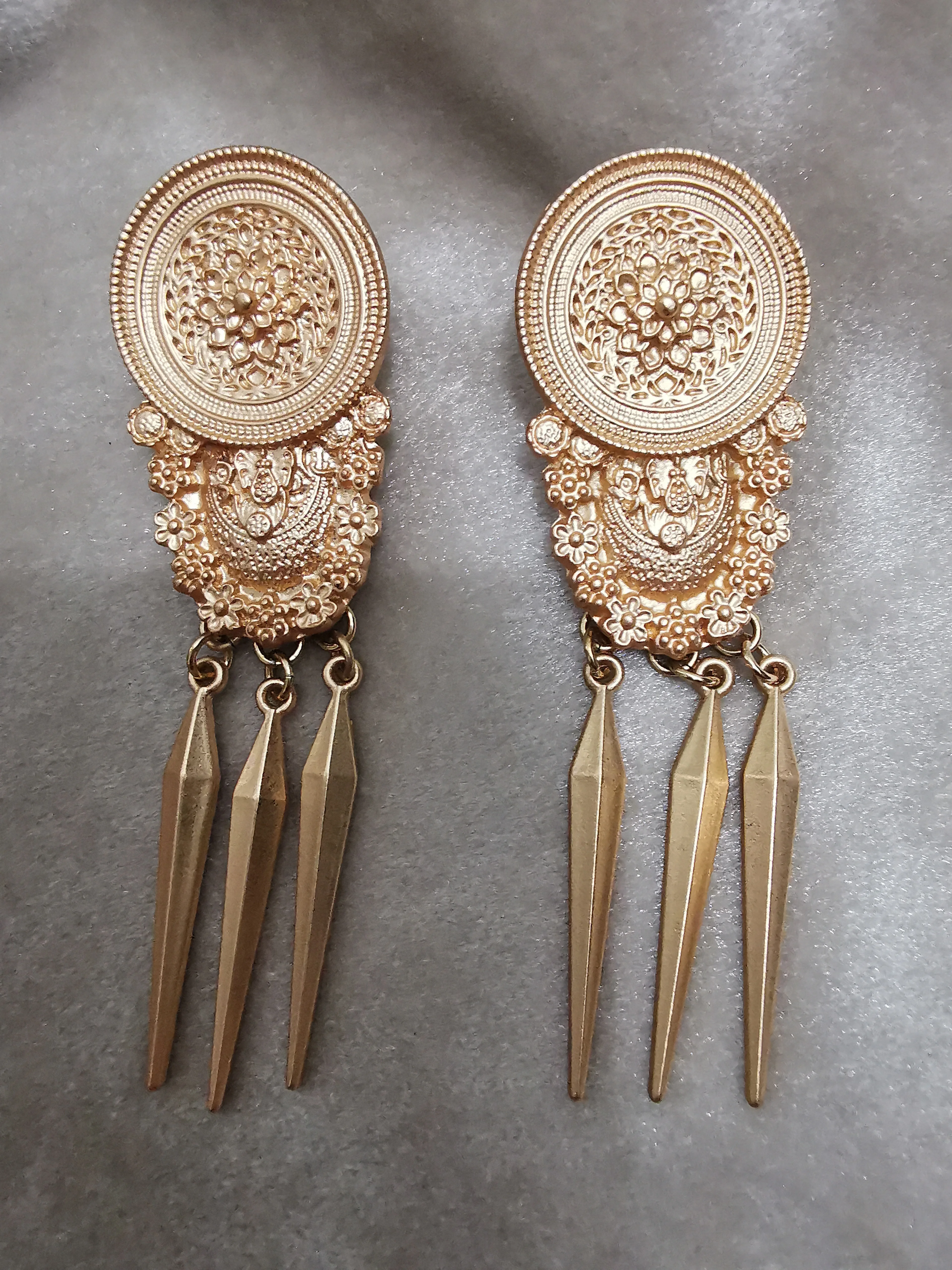 

Retro Floral Metal Statement Earring women boho Earrings 2019 long Tessal Stud orecchini boucle d'oreille femme Korean Style