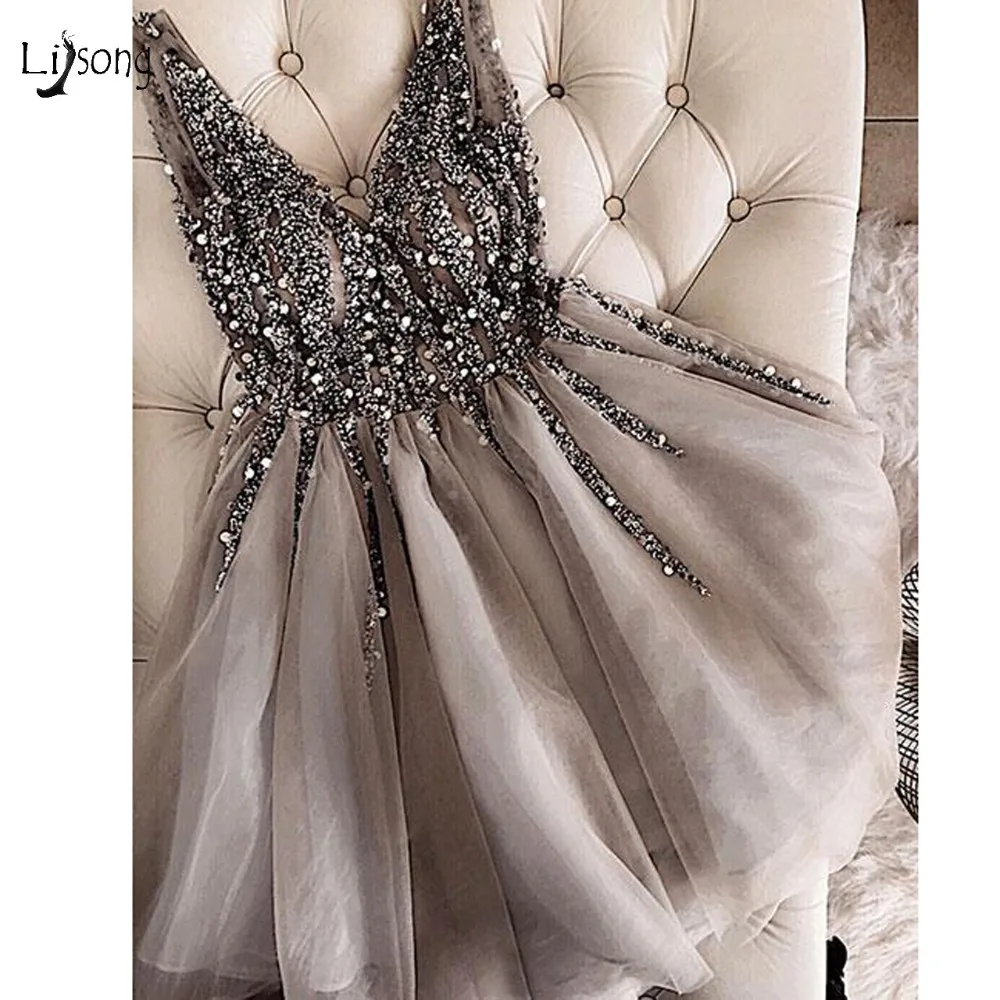 Günstige Sparkle Kristall Perlen Kurze Cocktail Kleider Grau Homecoming Kleid Doppel V ausschnitt Sexy Shiny Mini Prom Kleider Abiye Vestidos