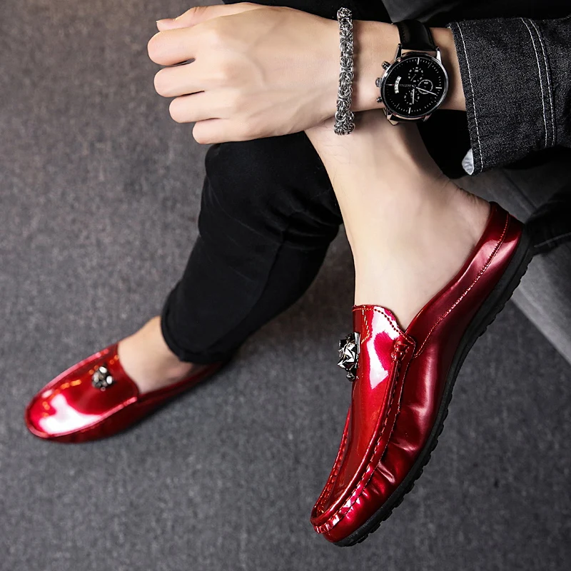 Тренд года; мужская повседневная обувь для молодых людей; красные, черные лакированные кожаные туфли; Мужская обувь без застежки; фирменный дизайн; модные мужские лоферы