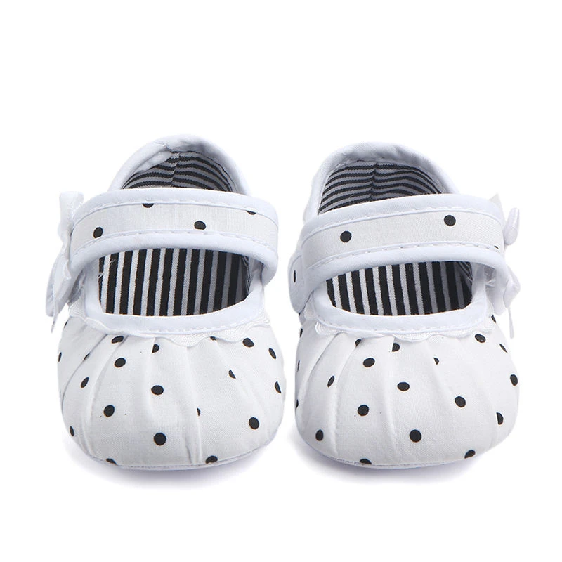 Для новорожденных; для маленьких девочек; мягкая подошва обувь тканевая кружевных Противоскользящих детских с пуховной внутренной частью, с узором в горошек с бантом; обувь для младенцев 0-18 м - Цвет: Белый