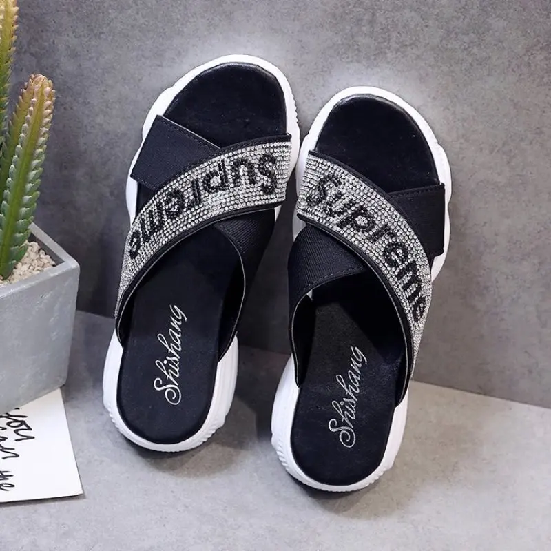 

Women Slipper 2019 New Word Slipper Summer Non-slip Flats Bottom Rhinestone Cool Flat With Students Cool Women Beach Shoes