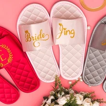 По 1 паре, с изготовленным на заказ логосом, с надписью "Bride to be" курица подарочный сувенир для вечеринок персонализированный атласный шлёпанцы для женщин, платье подружки невесты, смокинги для свадебных подарков
