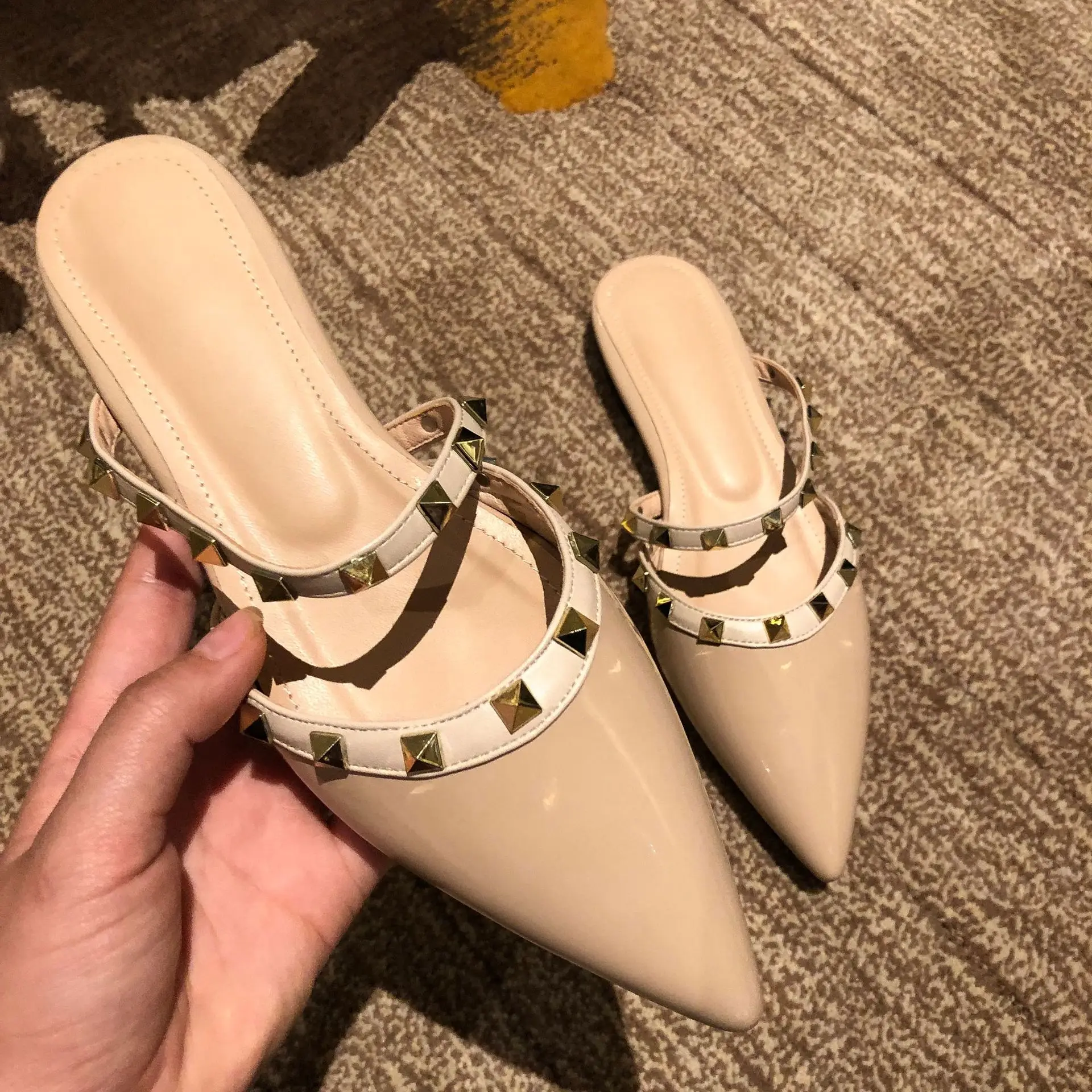 

2019 Brand New Fashion Rivet Pointed Shoes Woman Shoes Sandals Platform Sandals Patent Leather Slip-on Shoes and Bags To Match