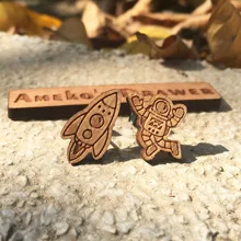 Маленькие серьги ручной работы с ракетой и космонавтом, астронавтом и космическим кораблем, деревянные серьги X 10 пар