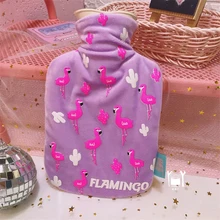 O envio gratuito de 500 roxo flamingos padrão garrafa de água quente saco bonito dos desenhos animados impresso saco de enchimento de água portátil mini bomba de água quente de pelúcia