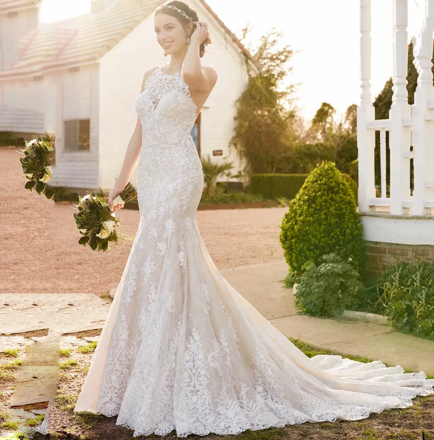 

Luxury Romantic Lace Mermaid Wedding Dress Appliqued Halter Neck Illusion Back Court Train Bridal Gowns Custom Made