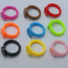 200 смешанных Цвет Пластик регулируемый дети кольцо Пустые Выводы клей на База 9 мм Pad