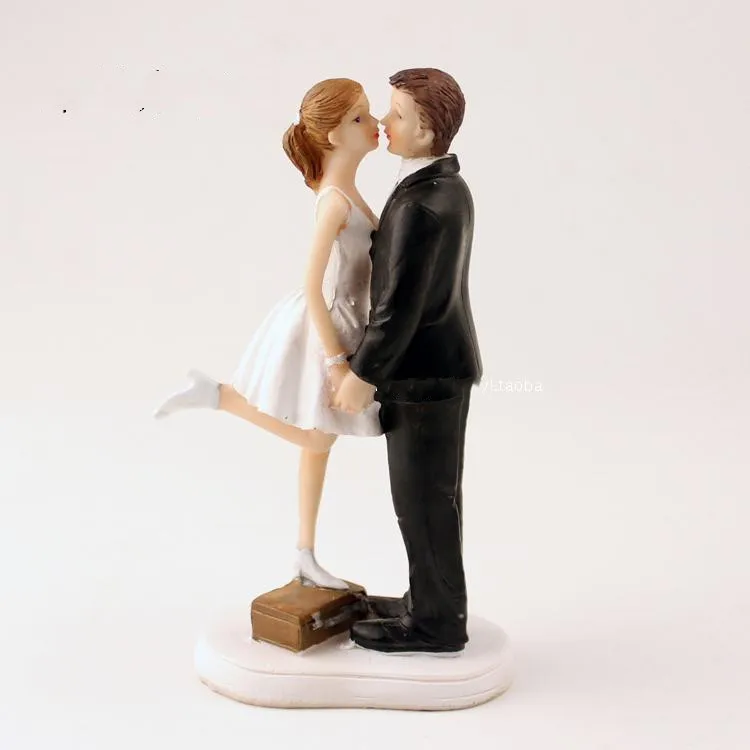Прекрасный украшение для свадебного торта белый и черный Невеста и жених пара цифры топперы классический поцелуи объятия дешевые продажи
