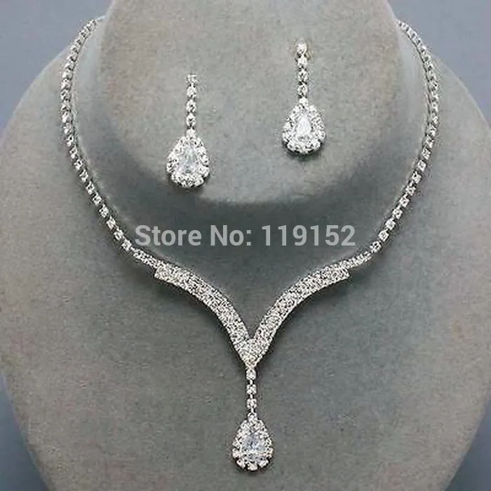 Комплект из колье и серёг серебристого цвета с кристаллами|set black|necklace set boxnecklace smile