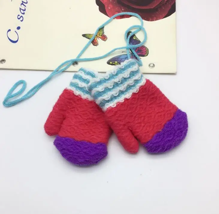 Осенне-зимняя обувь Детские плотные теплые вязаные перчатки для маленьких мальчиков и девочек; зимние милые домашние тапочки контрастного цвета варежки R153 - Цвет: red