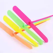 10 шт Новинка пластиковая бамбуковая Стрекоза пропеллер наружная классическая игрушка подарок для детей вращающаяся Летающая стрела много цветов случайный цвет