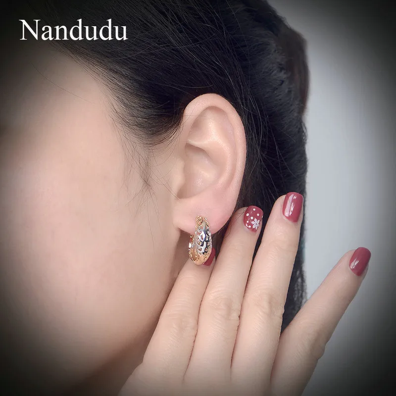 Распродажа Nandudu, серьги Huggie с полым цветком, модные женские Мини-серьги-кольца, подарок на день рождения, бижутерия CE222