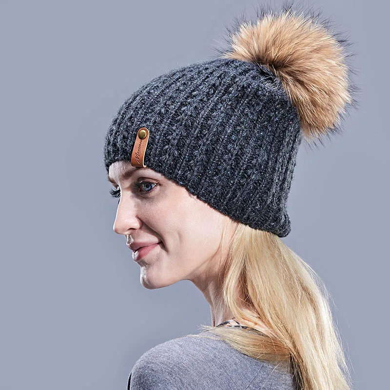 Женская зимняя шапка с помпоном из натурального меха енота|Женские Skullies и
