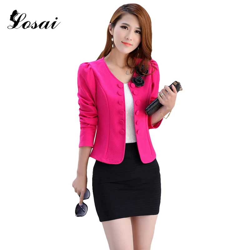 Chaquetas de vestir mujer Las chaquetas de mujer son un imprescindible más a la hora de crear outfits de oficina, aunque también se desenvuelven a la perfección en estilismos sport-chic e inclusive en looks de fiesta. A colación, unos sensacionales pantalones palazzo y unos stilettos son los complementos ideales para dar con un auténtico look working.