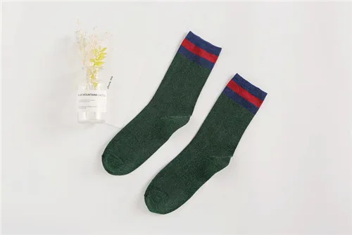 Весенние женские блестящие носки в стиле Харадзюку повседневные носки в полоску блестящие серебряные носки для девочек женские носки средней длины Calcetines Mujer - Цвет: Зеленый