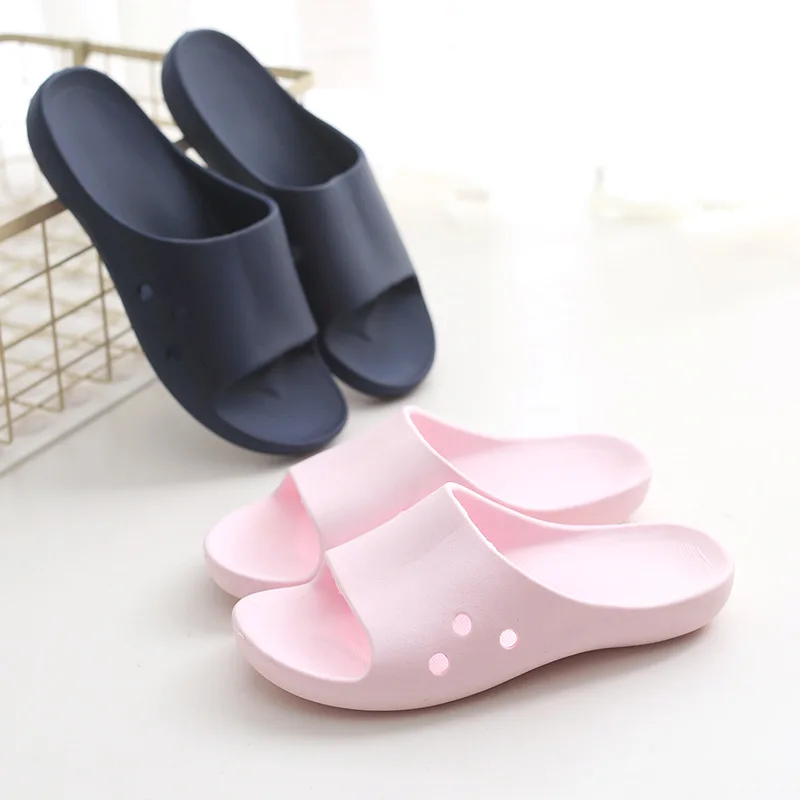 

2018 Men's and women's slippers summer home non-slip plastic home water leakage under the soft bath bathroom slippers