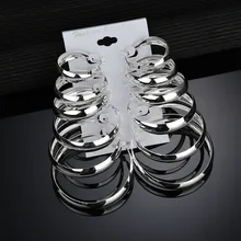 Dina уже несколько месяцев работает официанткой, и в конце концов она получила работу в местном рекламном агенте