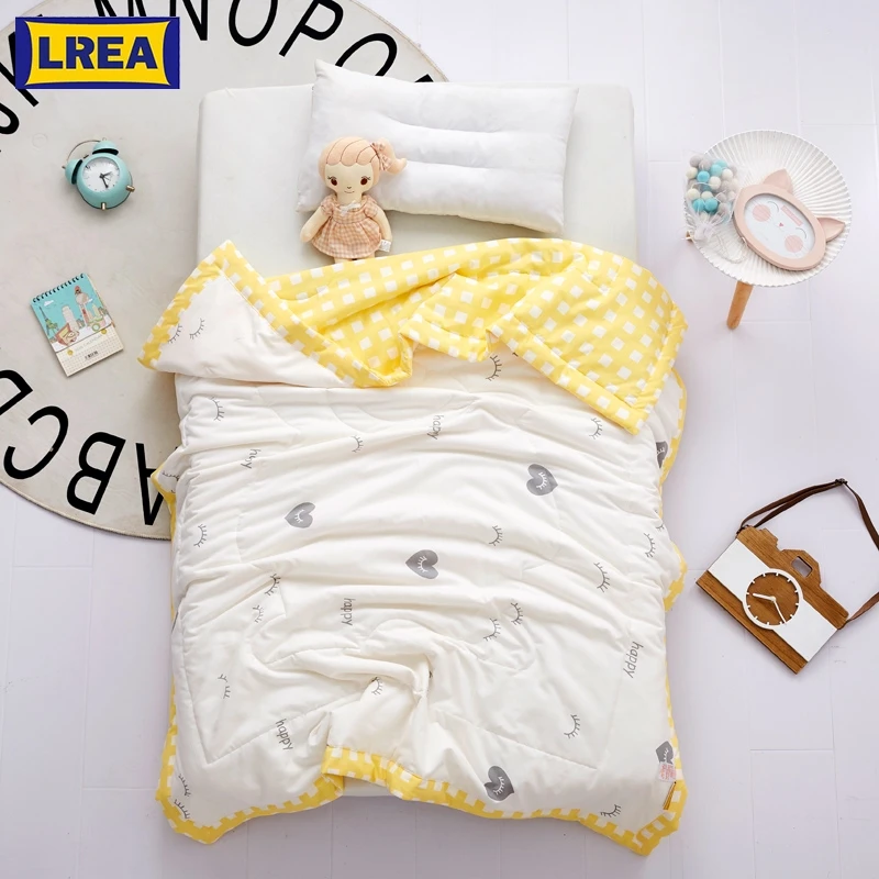 

LREA Children's summer quilt cute eyelash pattern 100% Polyester fiber and filling comfortable and cool Washing cotton portable